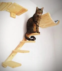 Kattentrap Hout - Linksonder Naar Rechtsboven - Handgemaakte Kattenladder - Katten Klimmuur Klimwand -Kattenbenodigdheden 1045x1200 1