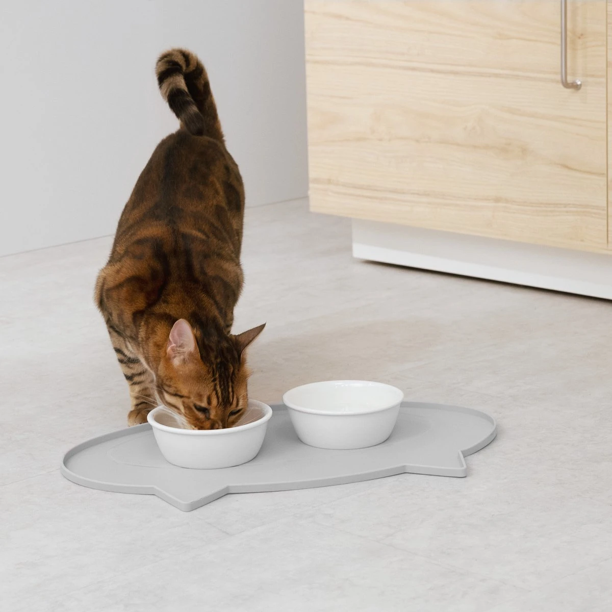 Navaris Siliconen Voederbakmat Voor Katten - Waterdichte Anti-slip Mat Voor Voerbak En Waterbak - 50x32 Cm - In Grijs Kattendesign 8 Navaris Siliconen Voederbakmat Voor Katten - Waterdichte Anti-slip Mat Voor Voerbak En Waterbak - 50x32 Cm - In Grijs Kattendesign - Afbeelding 6
