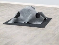 Trixie Cat Activity Adventure Carpet Grijs 99x99 Cm -Kattenbenodigdheden 1200x919 1