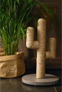 Designed By Lotte Houten Cactus - Krabpaal - Taupe - 35 X 35 X 60 Cm 27 Designed By Lotte Houten Cactus - Krabpaal - Taupe - 35 X 35 X 60 Cm -Kattenbenodigdheden 812x1200 1